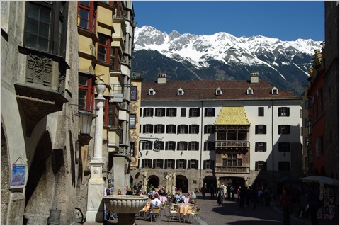 Eine der wichtigsten Sehenswürdigkeiten Österreichs: Das Goldene Dachl in Innsbruck